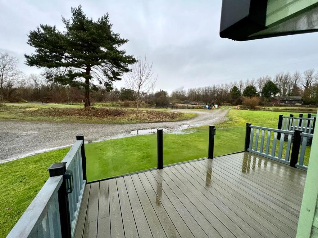 2 Bedroom Lakeview Lodge - Ensuite & Balcony Deck Carnforth Buitenkant foto
