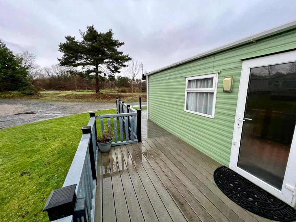 2 Bedroom Lakeview Lodge - Ensuite & Balcony Deck Carnforth Buitenkant foto